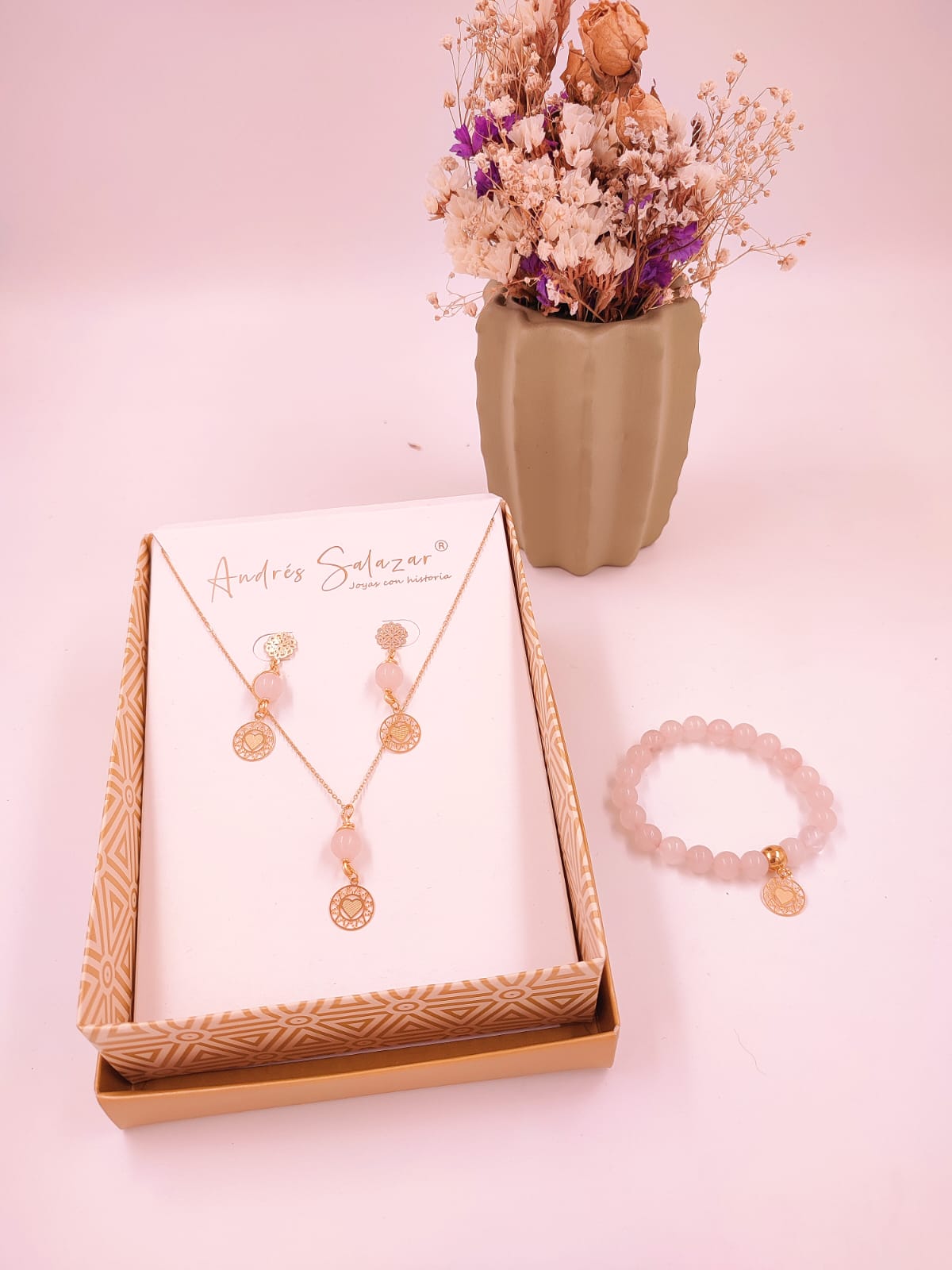 Kit of rose quartz chain, mole earrings and bracelet