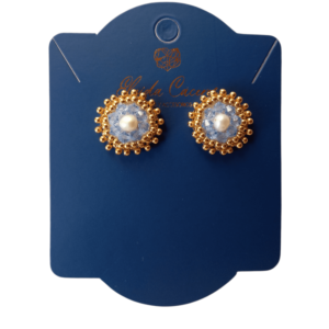 Aretes topos Luna de Luxe una pieza bordada a mano con cristales de Swarovski, perlas de río seleccionadas, balines de oro goldfilled brasilero y tiene un sistema de poste para orejas perforadas en plata 950, peso super ligeros y es un diseño circular sobrio y elegante para casi cualquier ocasión