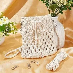Bolso en macramé hecho a mano, perfecto para realzar cualquier atuendo con un toque artesanal colombiano. Su diseño único y elegante lo convierte en una pieza esencial de joyería y bisutería corporal, ideal para destacar en cualquier ocasión con estilo y originalidad.