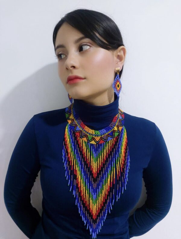 Collar mostacilla checa un producto artesanal 100% Colombiano, Pilui Marketplace el primer marketplace que se enfoca en promover productos 100% Colombianos