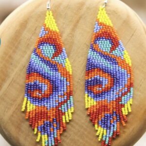 Los Aretes de Mostacilla son joyas artesanales que realzan tu estilo con su diseño bohemio y vibrante. Perfectos para cualquier ocasión, estos accesorios de moda son ligeros, versátiles y añaden un destello de color y originalidad a tu look diario.