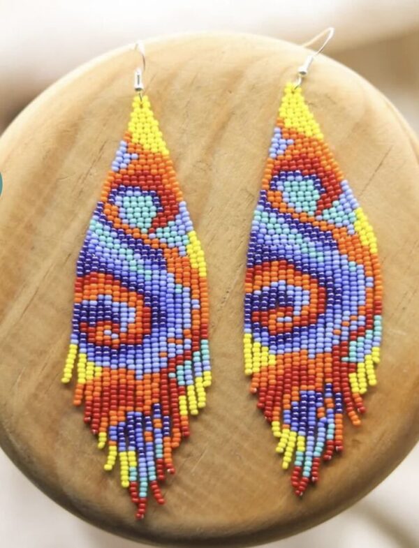 Los Aretes de Mostacilla son joyas artesanales que realzan tu estilo con su diseño bohemio y vibrante. Perfectos para cualquier ocasión, estos accesorios de moda son ligeros, versátiles y añaden un destello de color y originalidad a tu look diario.