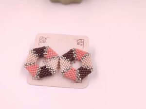 Aretes de topos Miyuki elaborados en delicas de miyuki con técnica artesanal de peyote triangular.
