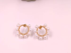 Aretes de perlas naturales Ref Rocío elaborados en perlas naturales de agua dulce, con herrajes en bronce con baño de oro, y técnica de Alambrismo